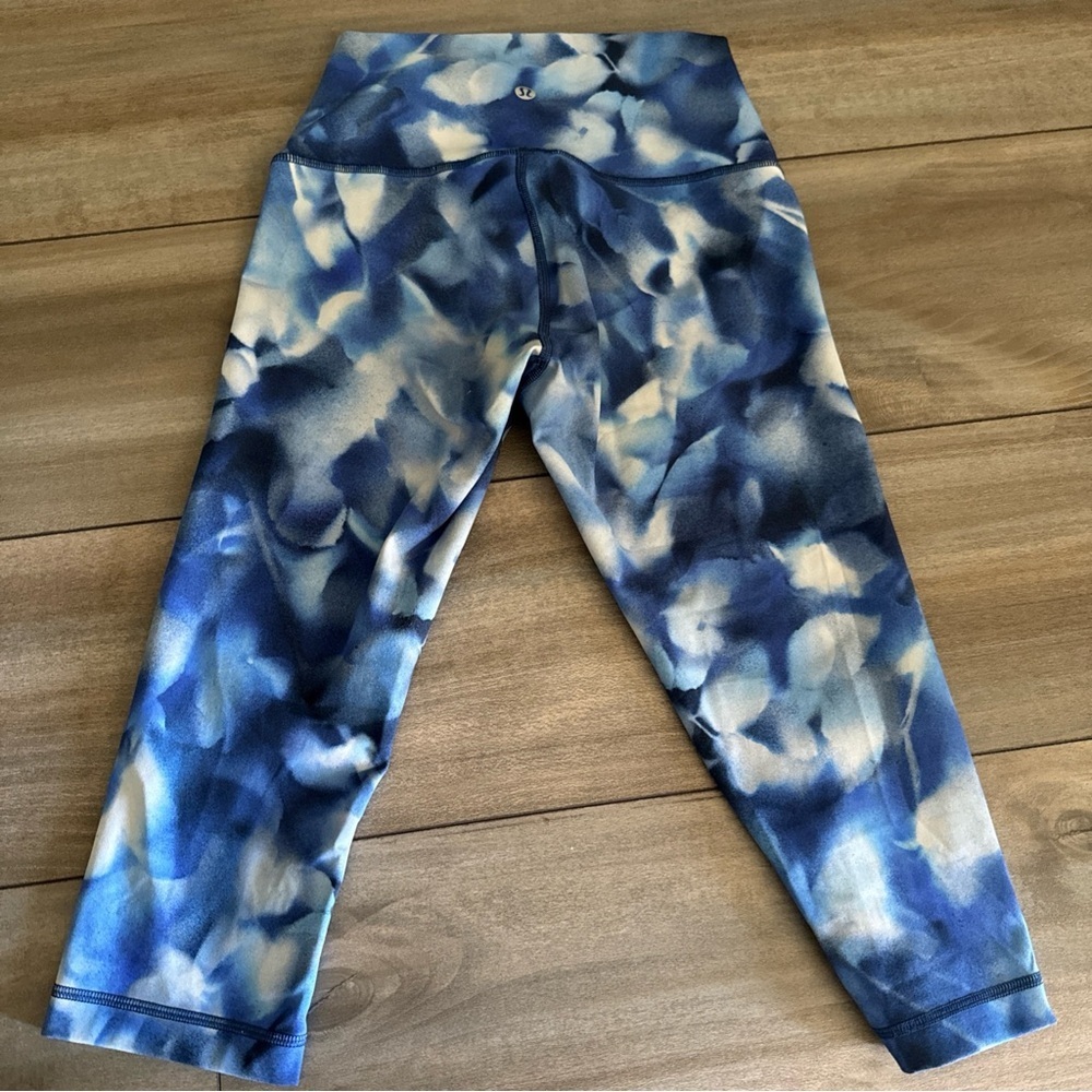 Lululemon Blue Floral Watercolor Crop Leggings Size 4 Athletic Yoga Pants
